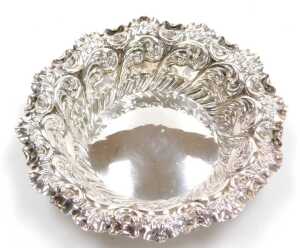 A Victorian silver sweetmeat dish, with a crimped rim, embossed with foliate and C scrolls,... - 2
