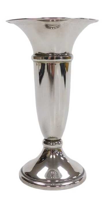 An Elizabeth II loaded vase, of trumpet form, Birmingham 1973, 3.89oz all in, 12.5cm high.