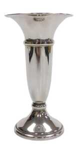 An Elizabeth II loaded vase, of trumpet form, Birmingham 1973, 3.89oz all in, 12.5cm high.