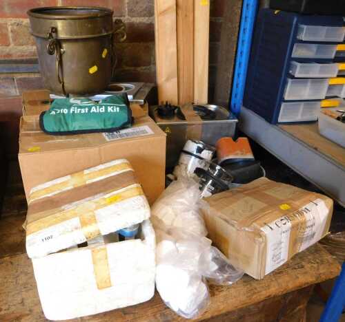 Two Ultrasonic cleaners, together with a pressure valve, a Gloor regulator, etc. (a quantity)
