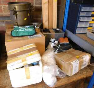 Two Ultrasonic cleaners, together with a pressure valve, a Gloor regulator, etc. (a quantity)