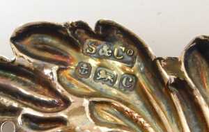 An Edward VII silver sweetmeat basket, of oval form, with pierced and embossed decoration of... - 4
