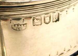 A Victorian silver mustard pot, of oval form, with a hinged lid, and a band of pierced repeating... - 2