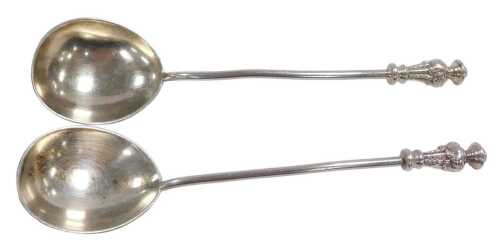 A pair of Edward VII silver seal top type spoons, Sheffield 1901, 2.15oz.