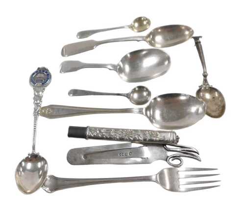 A pair of Edward VII silver salt spoons, London 1905, together with silver teaspoons, a cake...