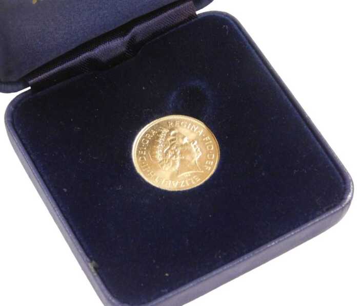 An Elizabeth II gold full sovereign 2000, boxed, 8.0g.