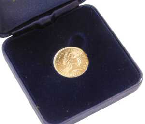 An Elizabeth II gold full sovereign 2000, boxed, 8.0g.