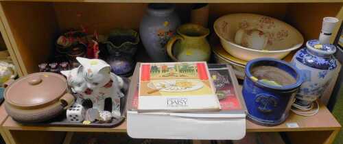 Decorative household items, to include a Dartington Daisy Collection crystal cheese platter, a...