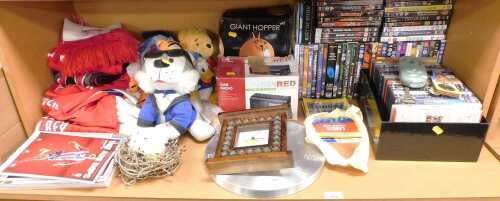 Miscellaneous items, to include Arsenal t-shirts, Lincolnshire and Sunderland football scarves,...