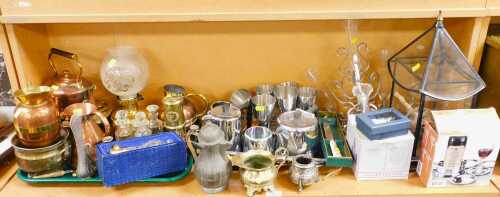 Metalware, to include brass and copper miniature jugs and teapot, a brass oil lamp with an...