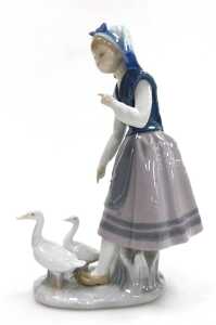 A Lladro porcelain figure of a girl with ducks, no. 5202, together with a Royal Doulton... - 2