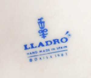 A Lladro porcelain figure of a girl with ducks, no. 5202, together with a Royal Doulton... - 3