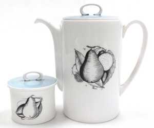 A Susie Cooper porcelain Black Fruit pattern part coffee service, comprising a coffee pot, cream... - 4