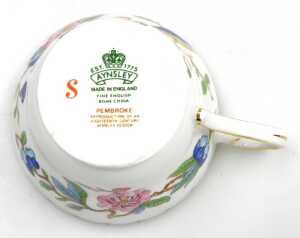 An Aynsley porcelain Pembroke pattern part tea service, comprising a bread plate, cream jug and... - 2