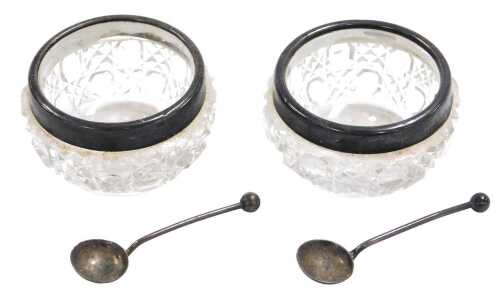 A pair of Edward VII cut glass salts, with silver rims, and silver salt spoons, Birmingham 1902.