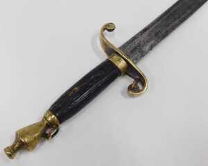 A 19thC naval dirk, with urn pommel, turned horn handle, scroll grip, plain steel sabre blade,... - 4