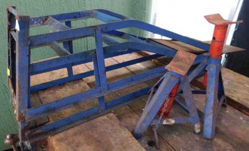 A pair of Halfords car ramps, together with a pair of axle stands.