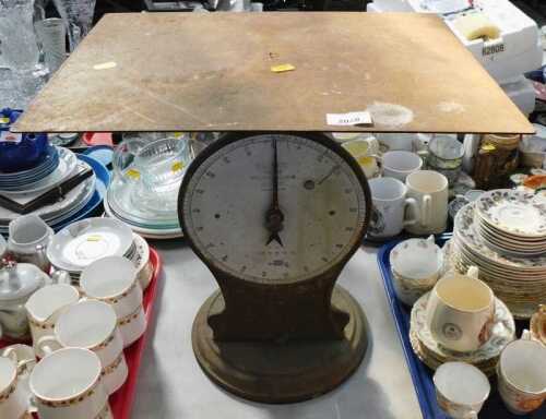 A large Salter Trade spring balance, number 507, 44cm high.