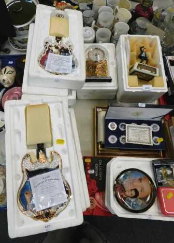 Various Elvis Presley novelties, to include a Jailhouse Rock musical figure, a quartz clock, a...