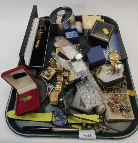A group of assorted costume jewellery, to include dress rings, filigree style drop necklace,...
