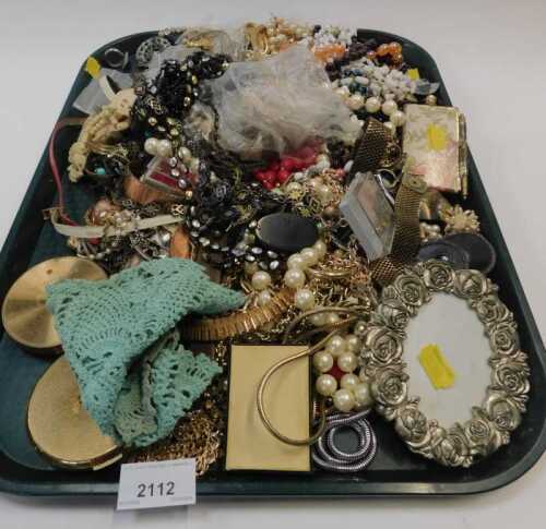 Assorted costume jewellery and effects, to include Straton compacts, bead and necklaces,...