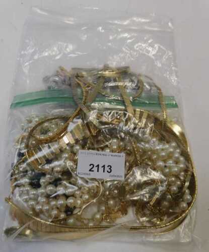 A group of assorted costume jewellery, comprising gold plated necklaces, cultured pearl...