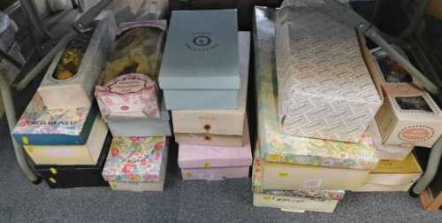 A group of assorted Knightsbridge, Leonardo, Alberon, and other porcelain dolls, to include...