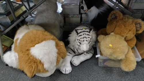 Assorted large cuddly toys, to include white tiger, sheepdog, Teddy bears, etc. (all under 1 table)