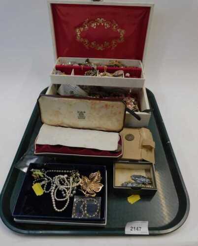 Assorted costume jewellery, including a cream cantilever jewellery box and contents, to include...