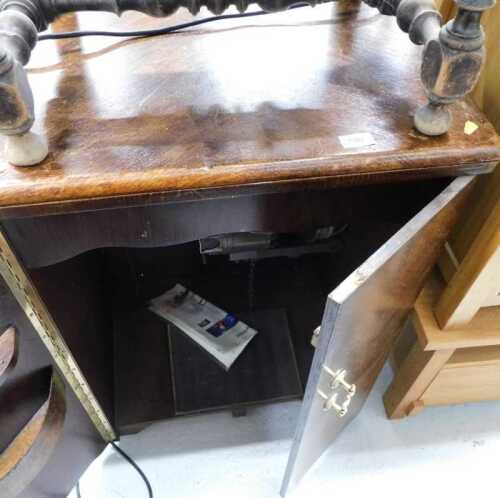 A 1920s oak cased manual sewing machine, mid-20thC.