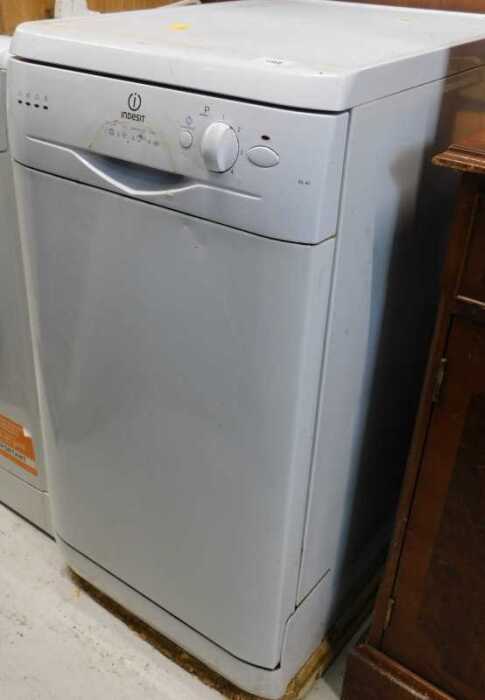 An Indesit single undercounter dishwasher IDL40.