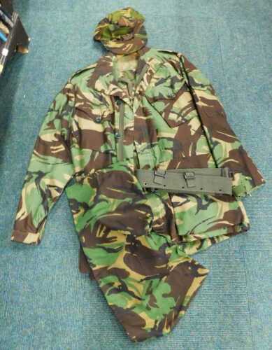 Various army camouflage clothing, jackets, etc., in khaki, various, sizes unknown. (a quantity)