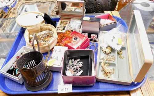 A group of assorted costume jewellery, to include bird brooches, Butler and Wilson Union Jack...