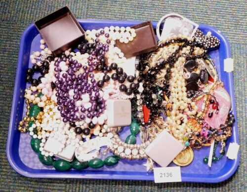Assorted costume jewellery, cultured pearl necklaces, dress ring, clip on brooch, etc. (1 tray)