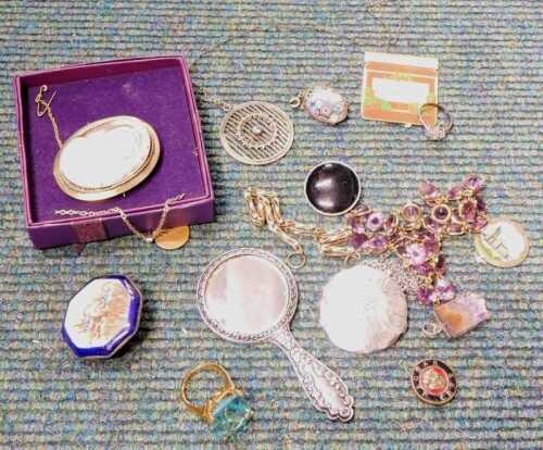 Various costume jewellery and effects, to include a gilt framed cameo brooch, paste stone set...