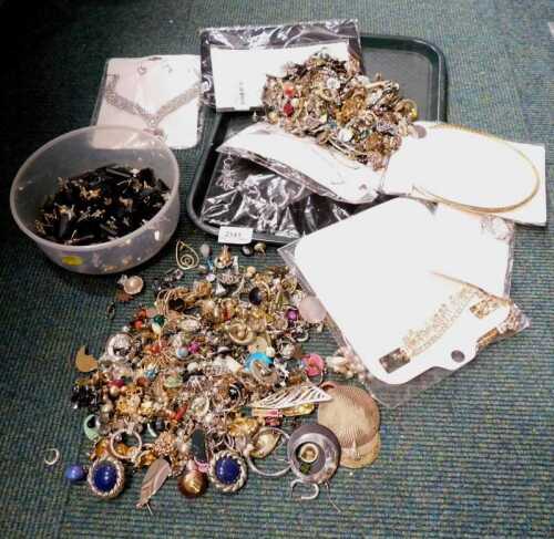 Mixed costume jewellery and effects, to include dress rings, necklaces, M&S pendants, paste...