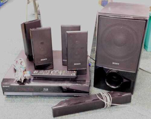 A Sony blu-ray disc player, together with Sony speakers.