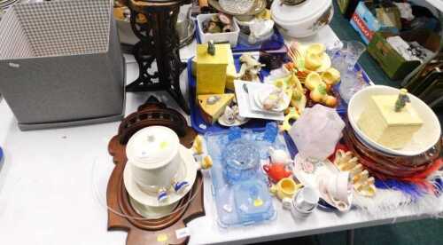 Ceramics, to include toast racks, novelty cheese dishes, chicken salt, pepper and napkin rings,...