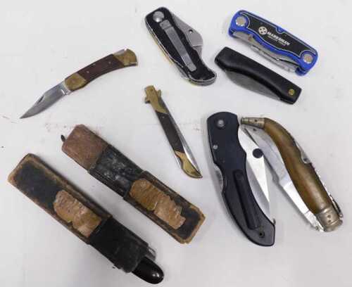 A collection of penknives and razors.