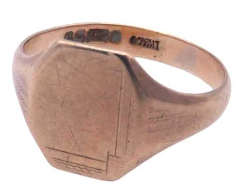 A 9ct gold gentleman's signet ring, the octagonal table with an engraved rectangular reserve,...