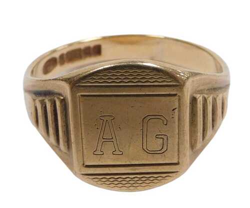 A gentleman's 9ct gold signet ring, the table with engine turned decoration, rectangular reserve,...