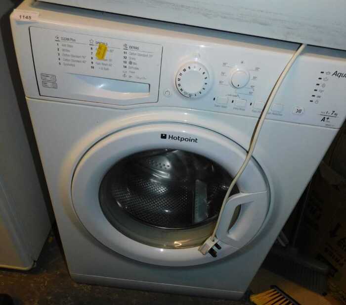 A Hotpoint Aquarius 7kg washing machine.
