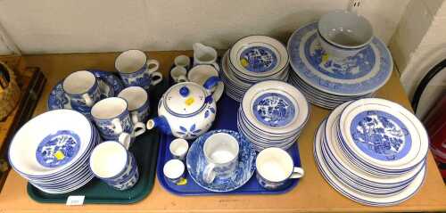 Blue and white wares, to include Arklow Willow pattern part tea and dinnerwares, etc. (2 trays...