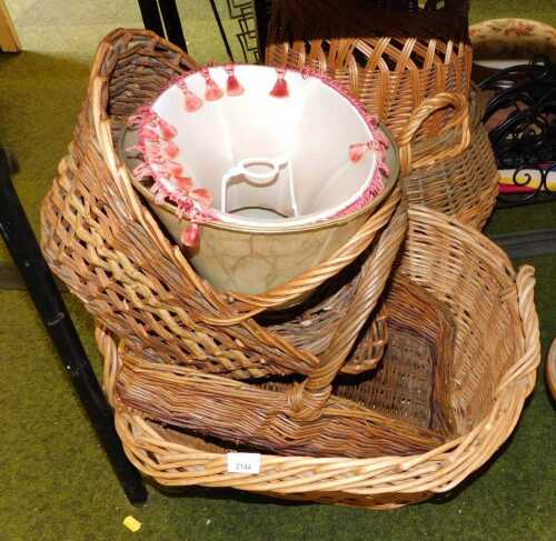 Various wicker baskets, to include laundry hamper, flower baskets, etc. (a quantity)