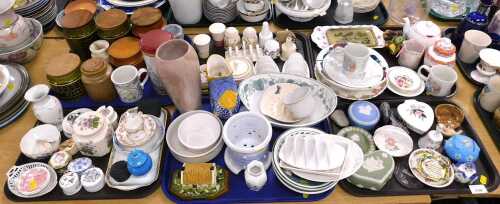 Ceramics and decorative household items, to include Wedgwood Peter Rabbit mug and plates,...