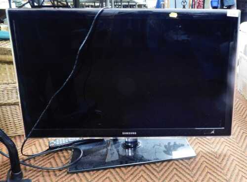 A Samsung 32" flat screen TV, model number UE32D5520, with lead and remote.
