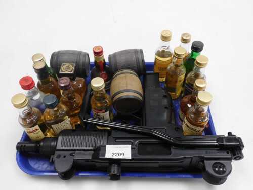 Six miniature bottles of whisky, including Glenmoragie, Loch Lommond, Glenlivet, Isle of Jura,...