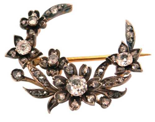 A Victorian diamond set floral wreath brooch, in white and yellow metal, 8.5g.