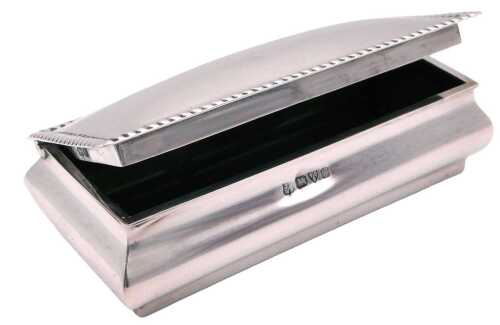 An Edward VII silver dressing table casket, the hinged lid with a gadrooned rim, Chester 1907, 1....