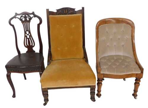 A Victorian walnut show frame spoon back chair, with buttoned upholstery, on turned legs with...